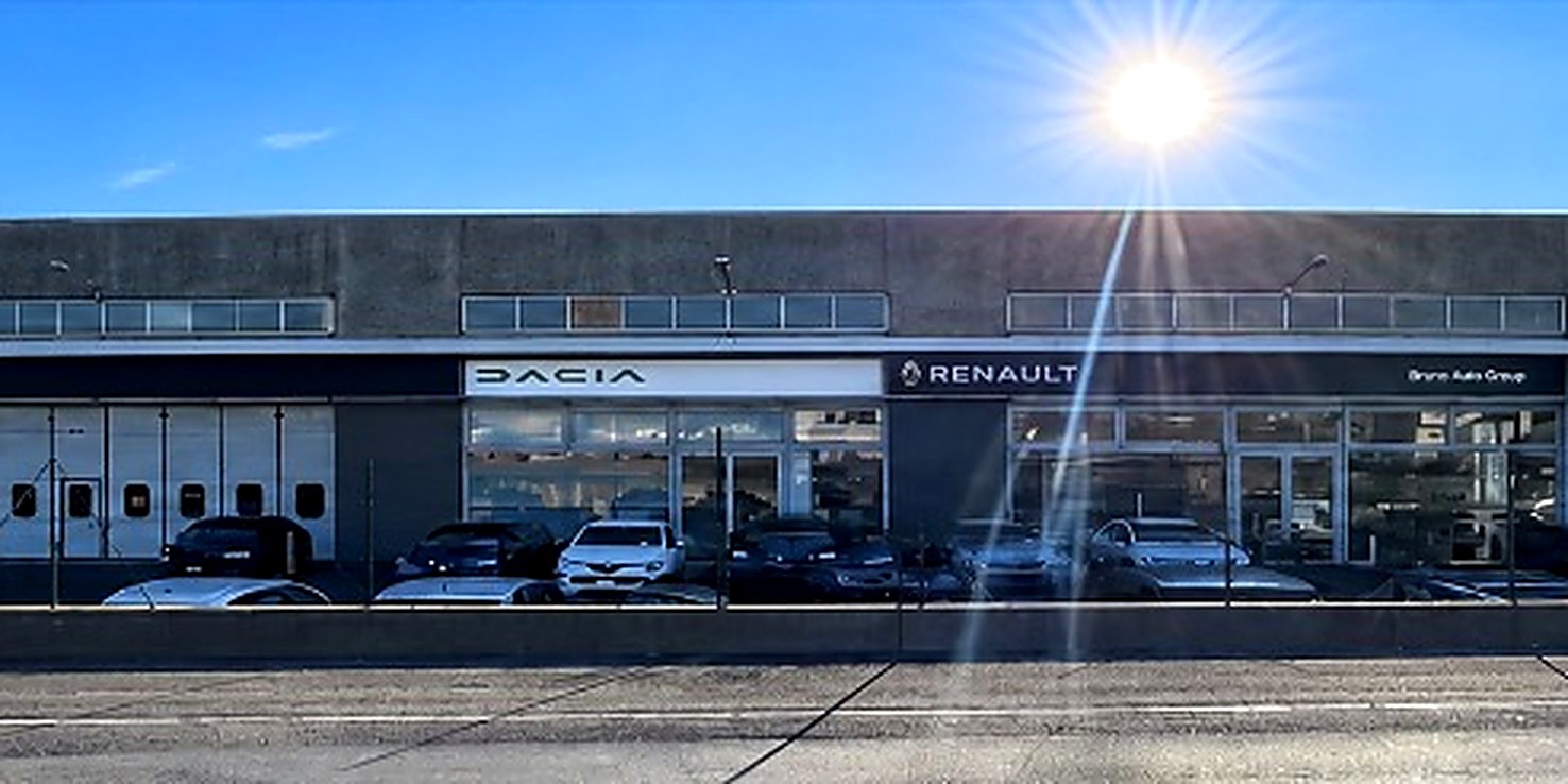 La concessionaria di giorno con le insegne Dacia e Renault